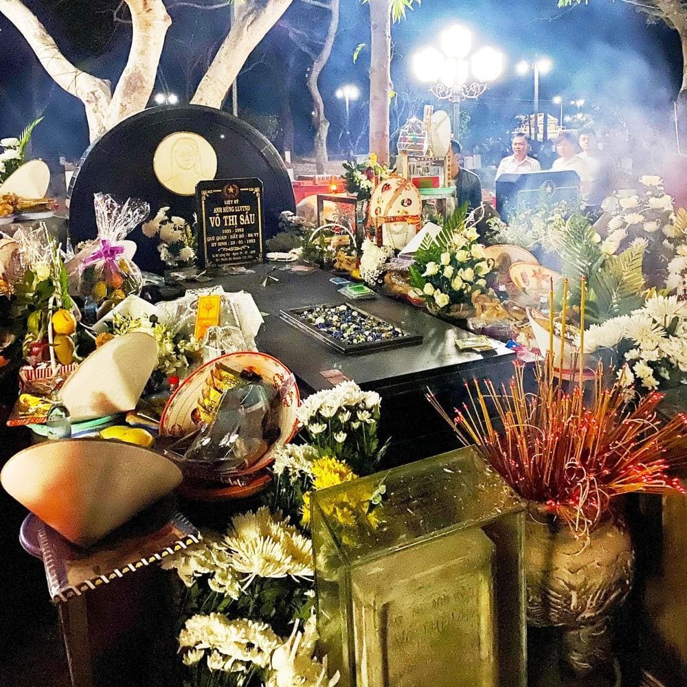 Buổi tối sau 21:00 là thời điểm đông người đến viếng mộ nhất (Nguồn: Internet)